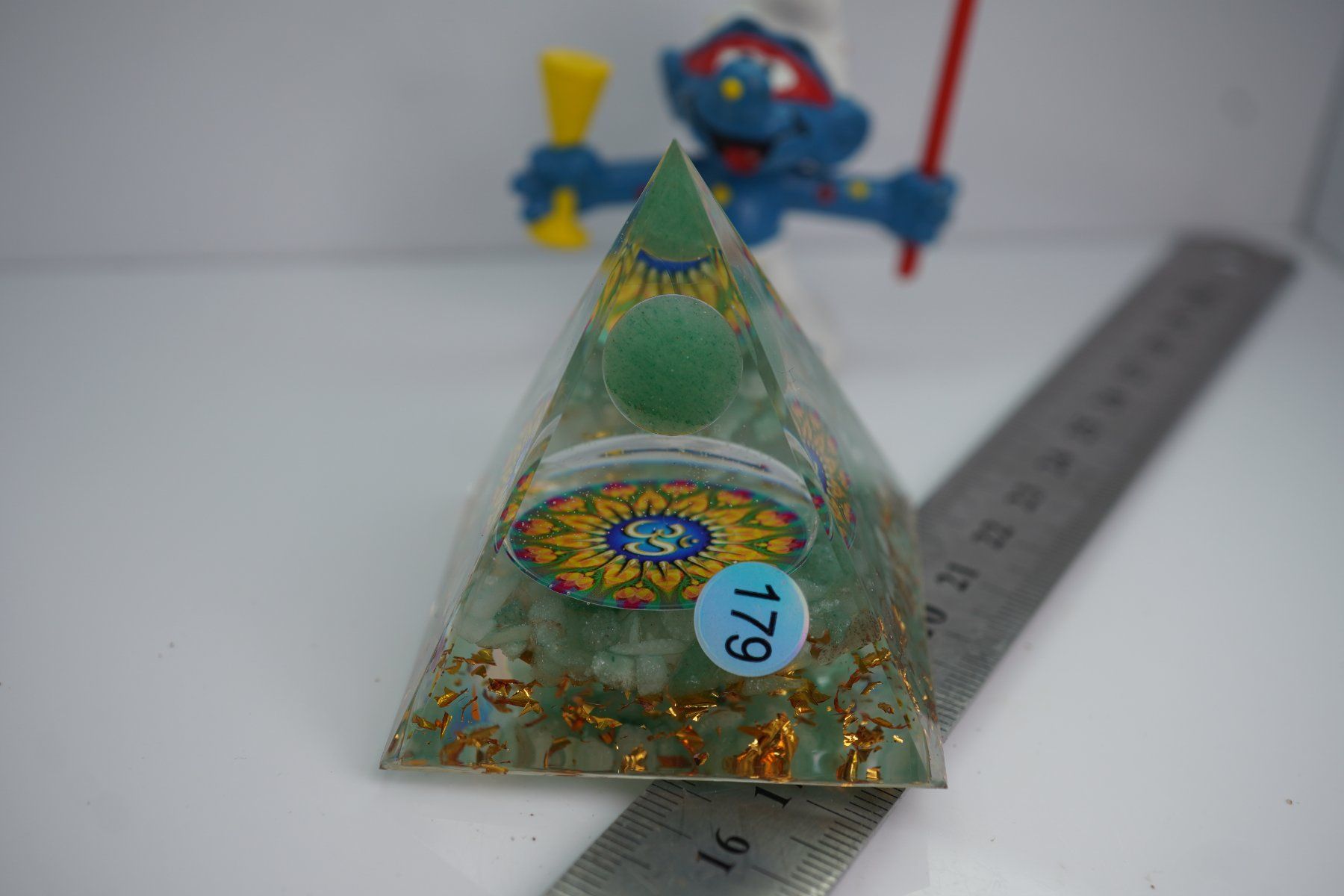 Minerali & Pietre curative: Aventurin  Om   Orgonit - Pyramide 5 cm  ab 6.-  !! – Nuovo e nell'imballaggio originale da Eschenbach SG venduto da topstone