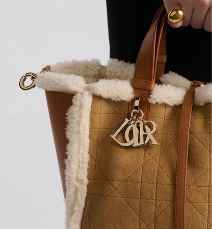 Neue Dior Toujours Medium Beige Wildleder & Shearling Tasche