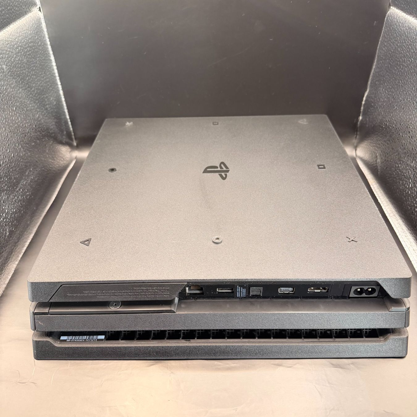 Sony Console: Sony PlayStation 4 Pro 1TB Schwarz – Usato da Düdingen venduto da Nerdworld 2