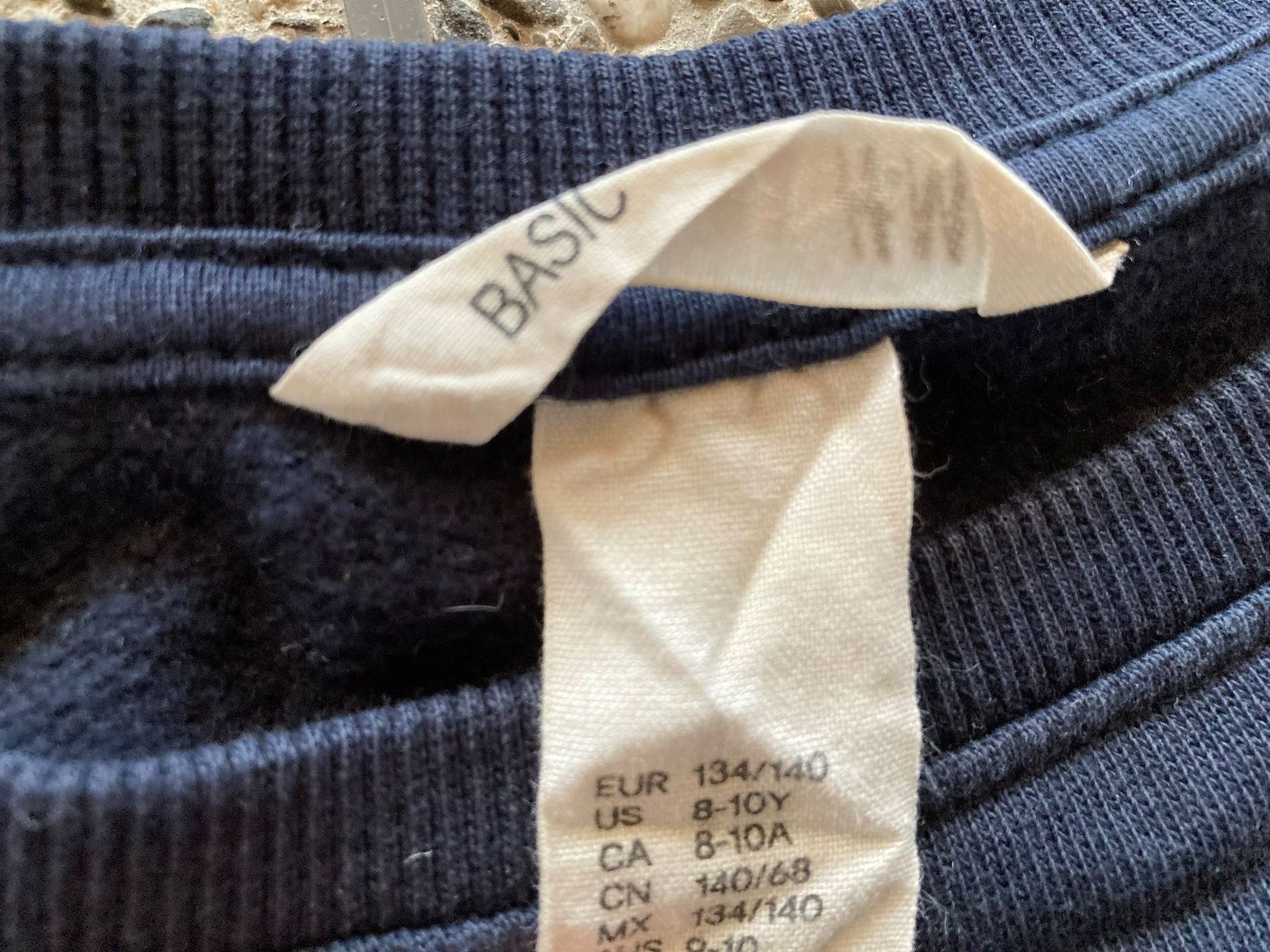 H&M Pulls et sweat-shirts: Pullover, Herz, Gr. 134/140 – D'occasion à Aetingen par Nadinsky 1