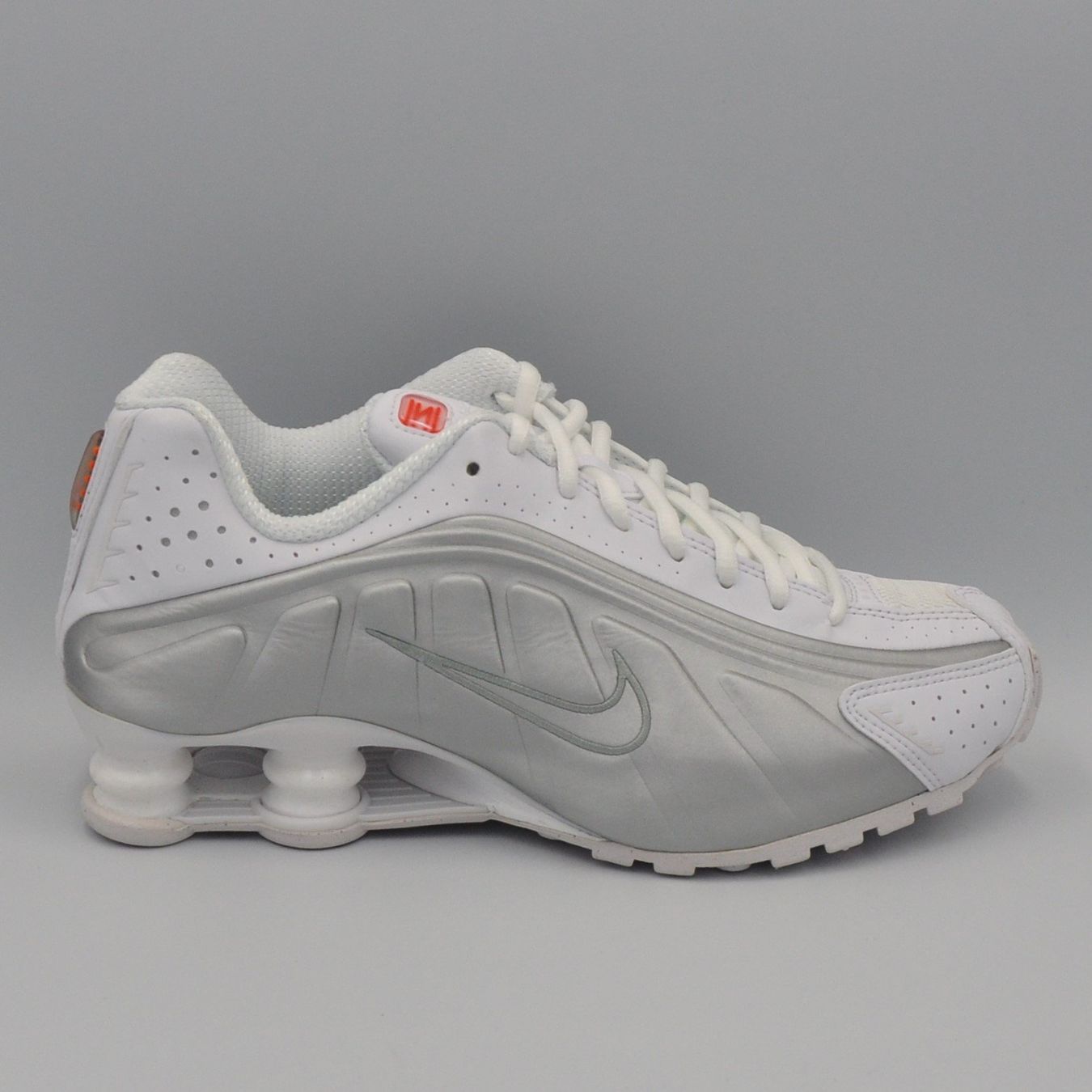 Nike Scarpe da uomo: Nike Shox R4 White 38 – Nuovo e nell'imballaggio originale da Bern venduto da SneakerheavenLT 1