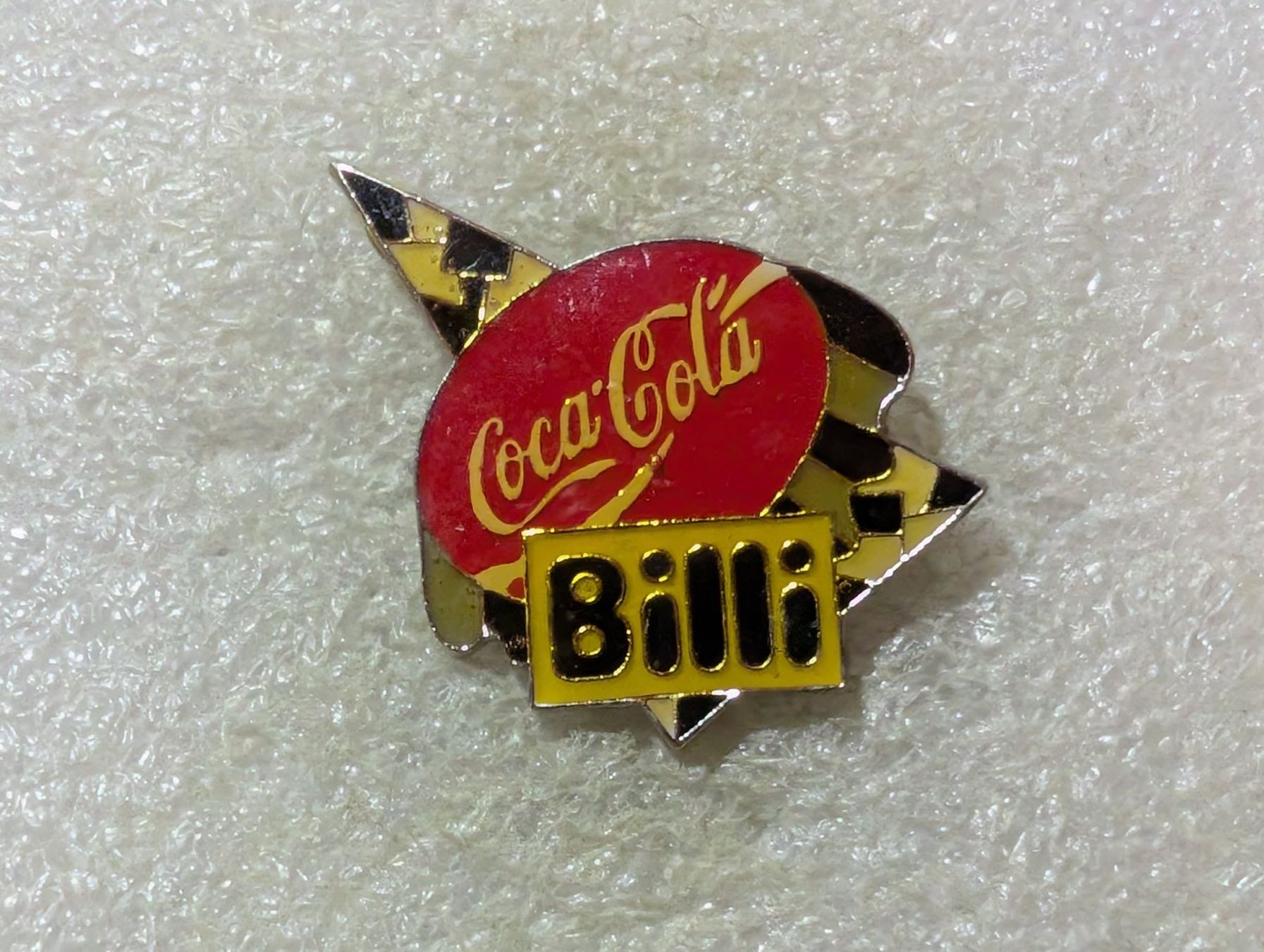 Placchette & Badge: Ansteckpin 100: Billi x Coca Cola – Usato da Oppligen venduto da Pin-Fall-Shop