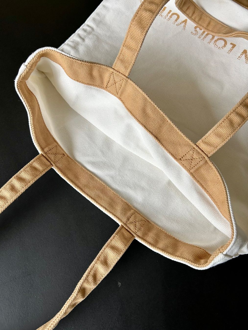 Louis Vuitton Borse: Fondation Louis Vuitton / Totebag – Usato da Dietlikon venduto da man_c2v6 5