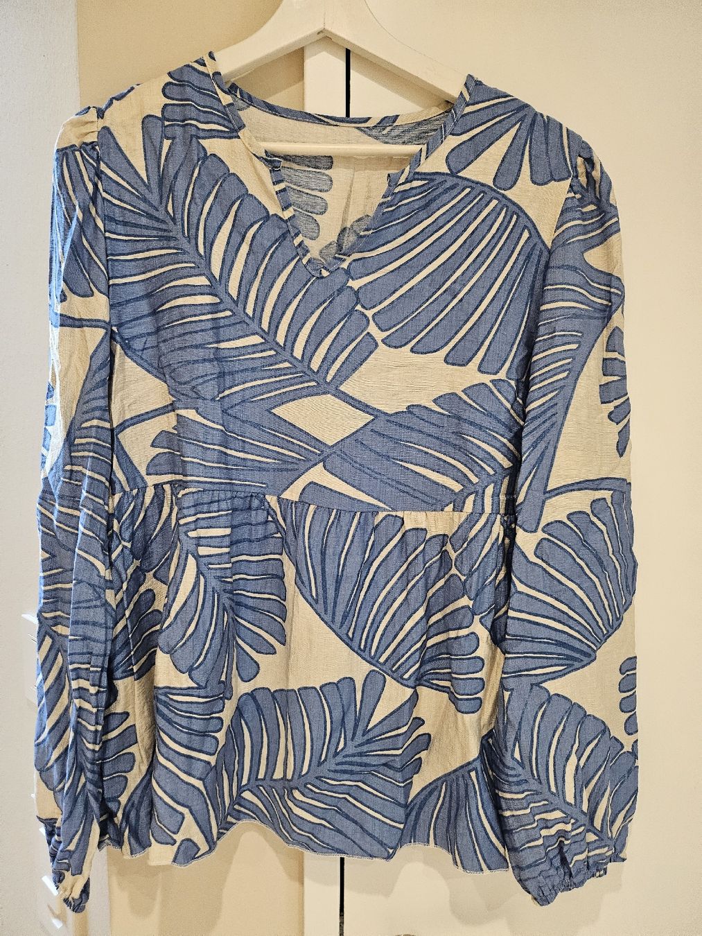 Camicette: lockere Bluse mit Blättermotiv ca. gr. 38/40 – Usato da Allschwil venduto da na.wi.90