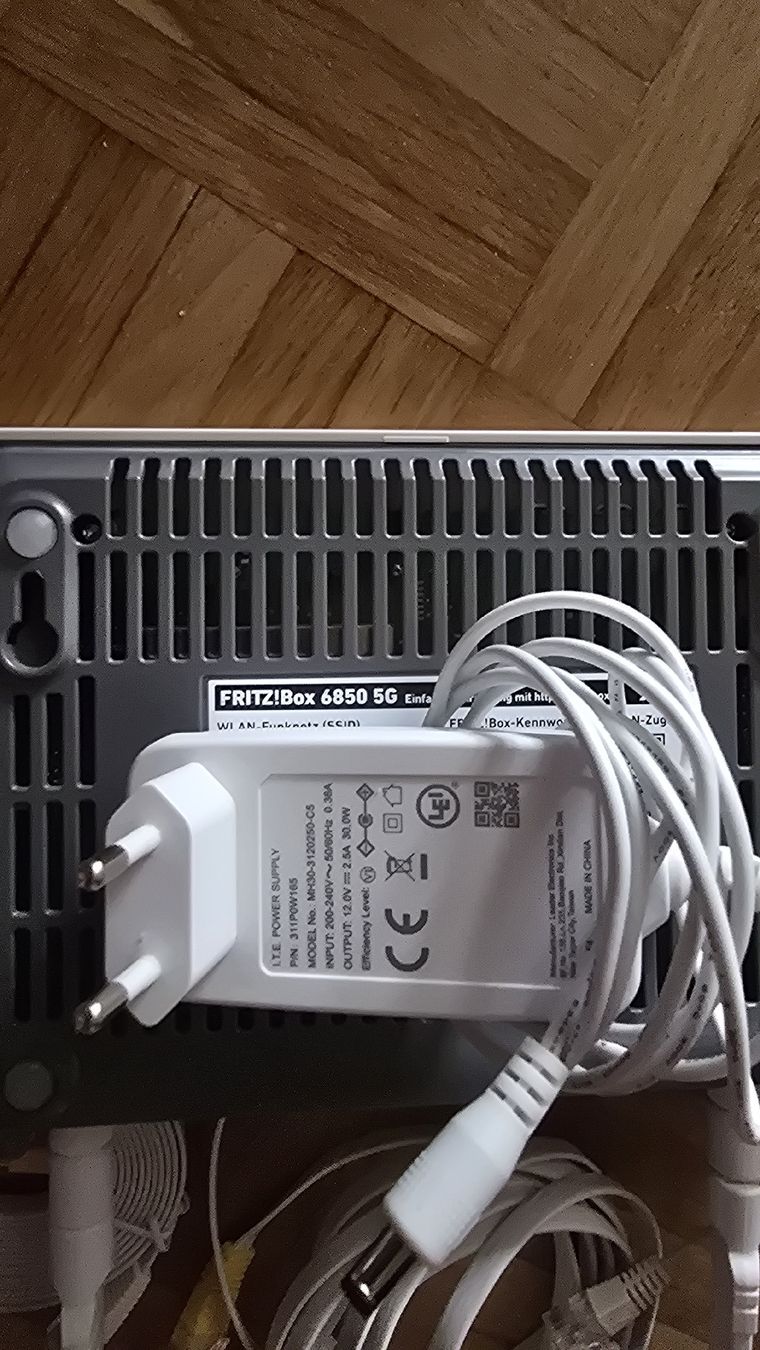 Fritz Modem & Router: FRITZ!Box 6850 5G - Version mit 4 Aussenantennen – Usato da Zürich venduto da rolf290 1