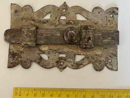 Türriegel antik Metall verziertes Gehäuse