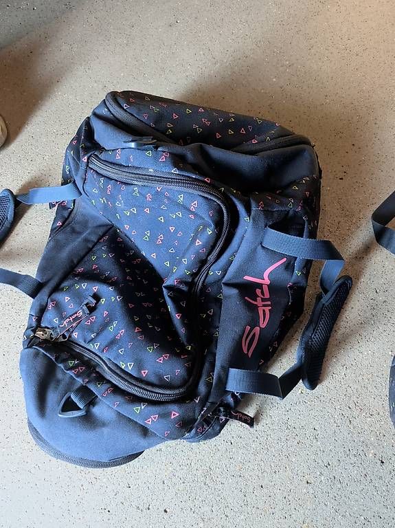 Satch Zaini: Schulrucksack Satch schwarz bunt gemustert gebraucht – Usato da Seengen venduto da manetsch 1
