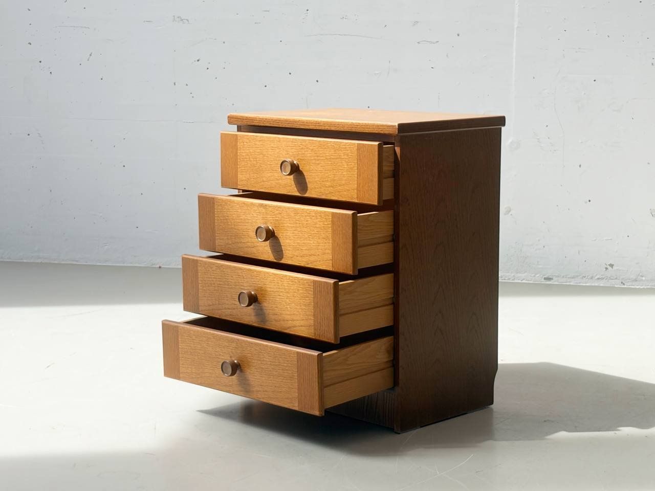 Cassettiere: Schlichte Kommode aus Eiche, 1960er – Usato da Zürich venduto da LeMoege 2