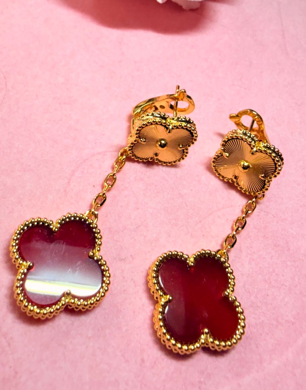 Orecchini pendenti & Orecchini a lobo: Superbes boucles d'oreilles trèfle rouge – Nuovo e nell'imballaggio originale da St-Maurice venduto da Sandrinette123 3