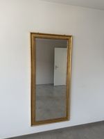 Spiegel mit goldenem Rahmen