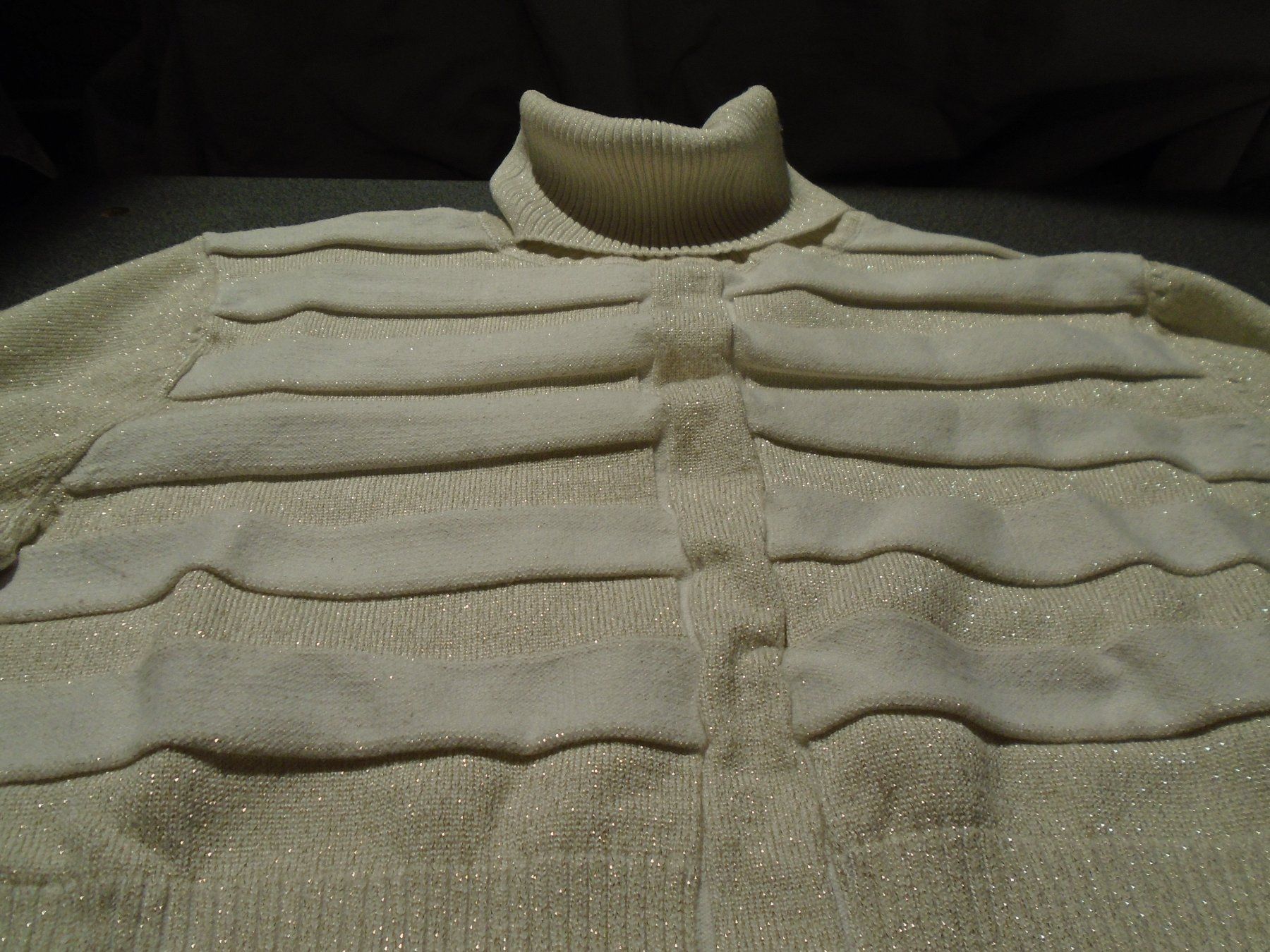 Pullover & Sweatshirts: Rollkragenpullover ca. Grösse S, weiss/goldfarbig – Gebraucht aus Zürich von abraxas1291 1