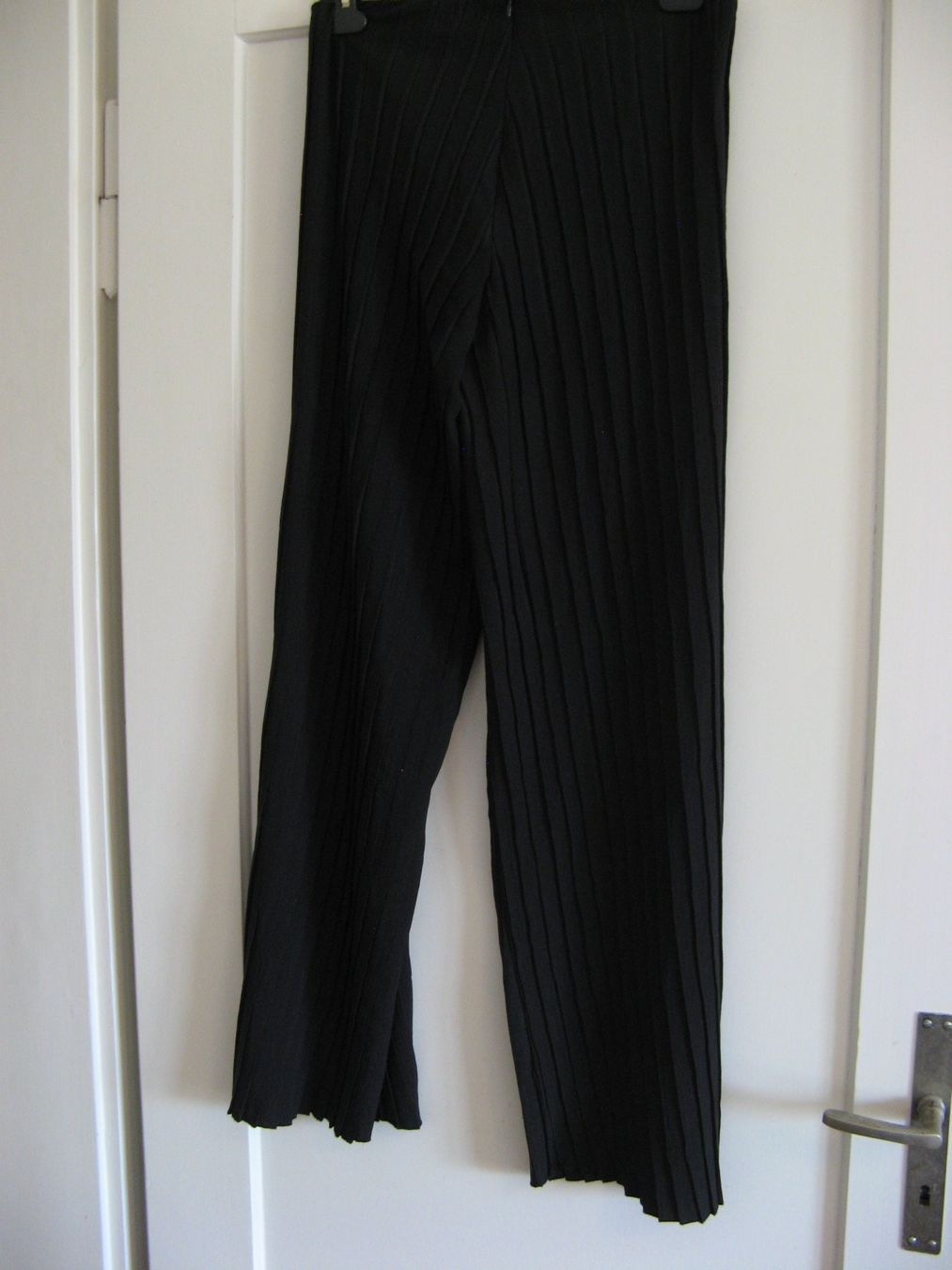 Zara Pantaloni: schwarze Falten Hose Gr. M Zara – Usato da Zürich venduto da apil 3