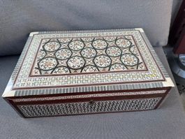 Ägyptische Schatulle aus Holz und Perlmutt