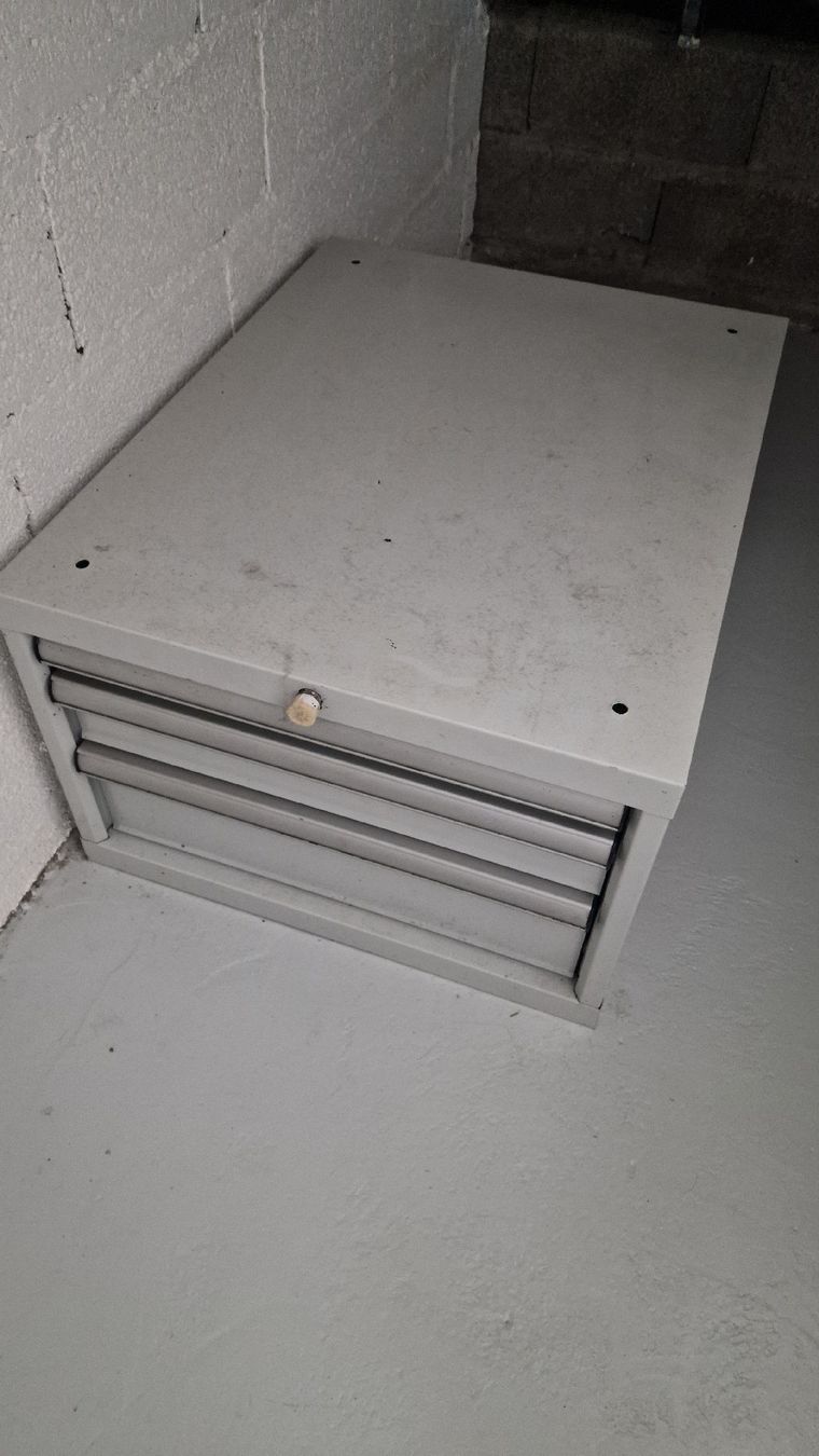 Alle Werkzeuge: Metall-Rolladenschrank 3 Schubladen grau gebraucht – Gebraucht aus Hasle LU von luc_9pxg
