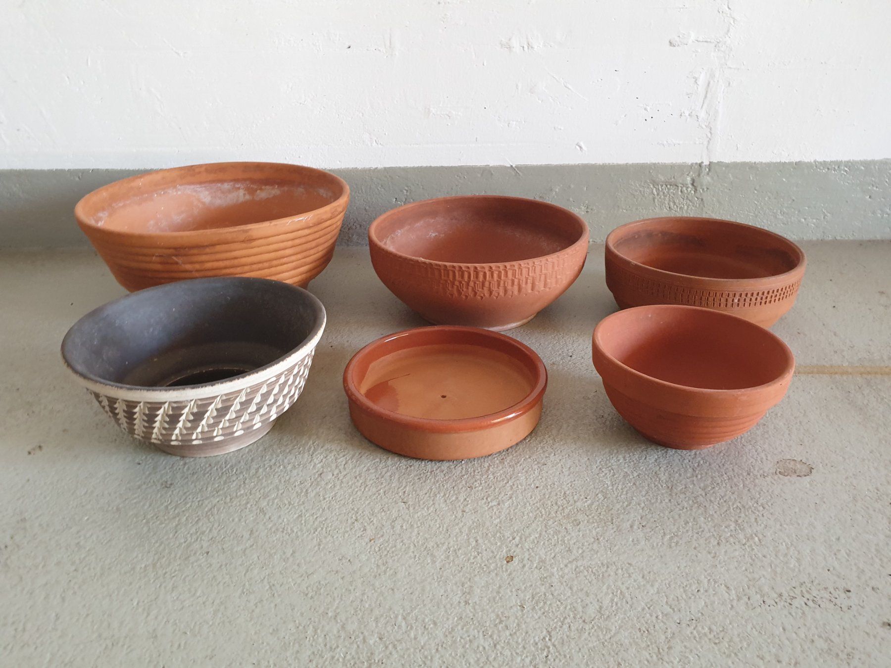 Pots de fleurs: Lot 6 flache, dekorative Blumentöpfe – D'occasion à Tuggen par Mviola2
