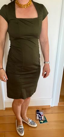 Kleid / Etuikleid knielang olivgrün Grösse 34