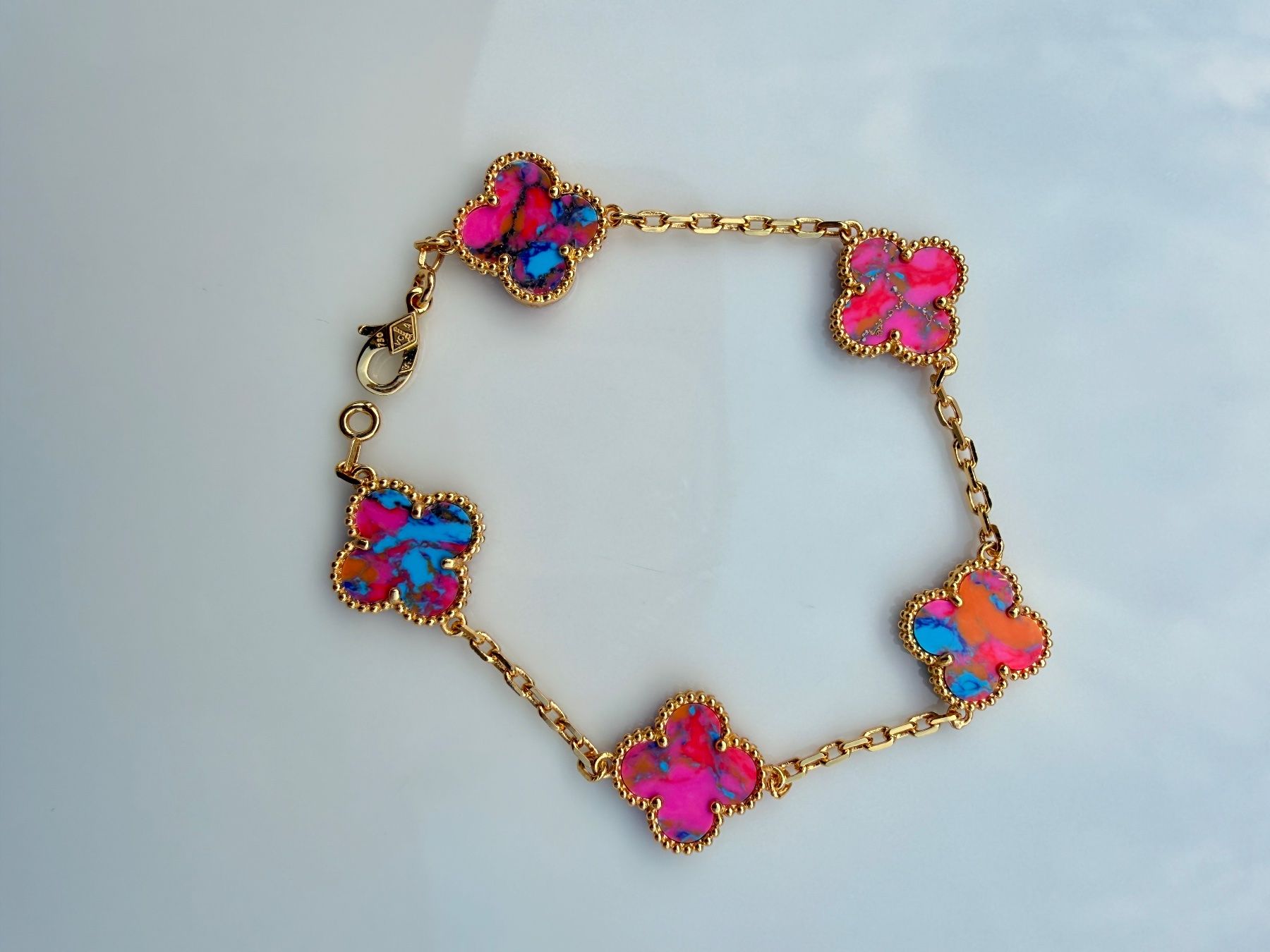Armbänder & -reifen: Bracelet trèfle multicolore plaqué or – Neu und originalverpackt aus St-Maurice von Sandrinette123 2