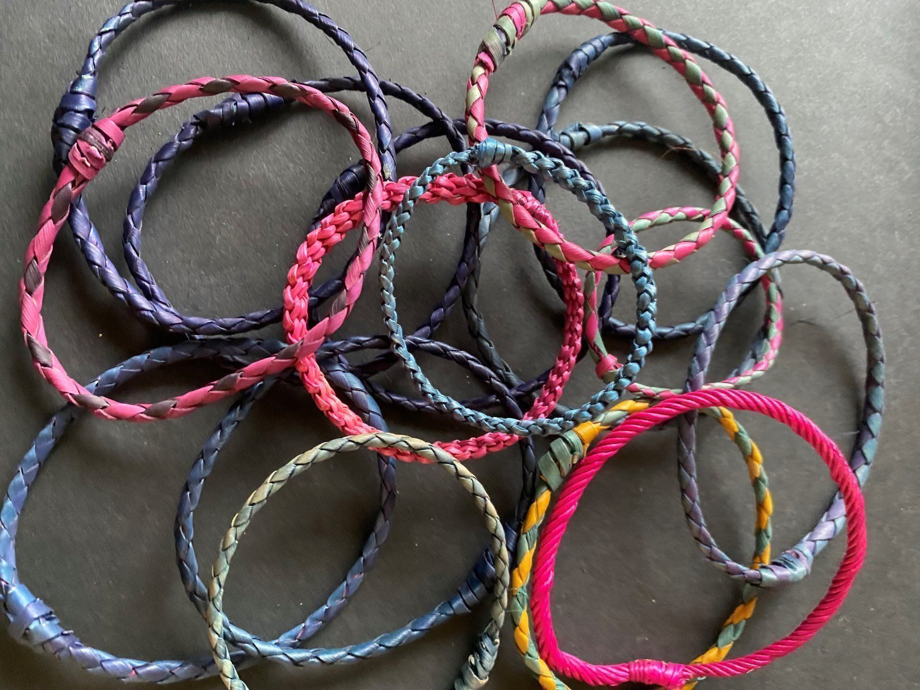 Bracciali & Braccialetti: Armbändeli 16 St. Sisal – Nuovo (secondo la descrizione) da Muri b. Bern venduto da Silberqualle 1