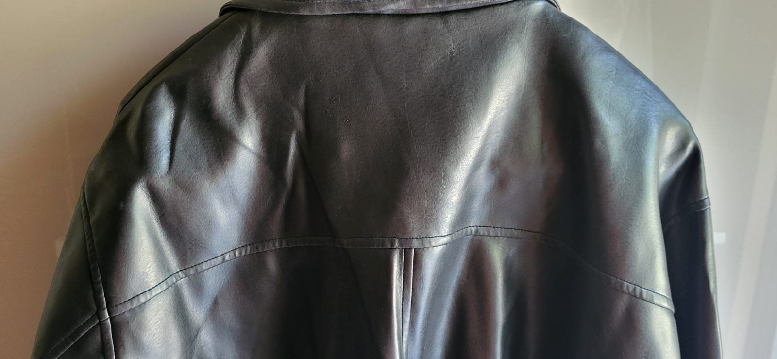 Vestes: Diese schwarze Kunstlederjacke – D'occasion à Curio par mia_vb5z 3