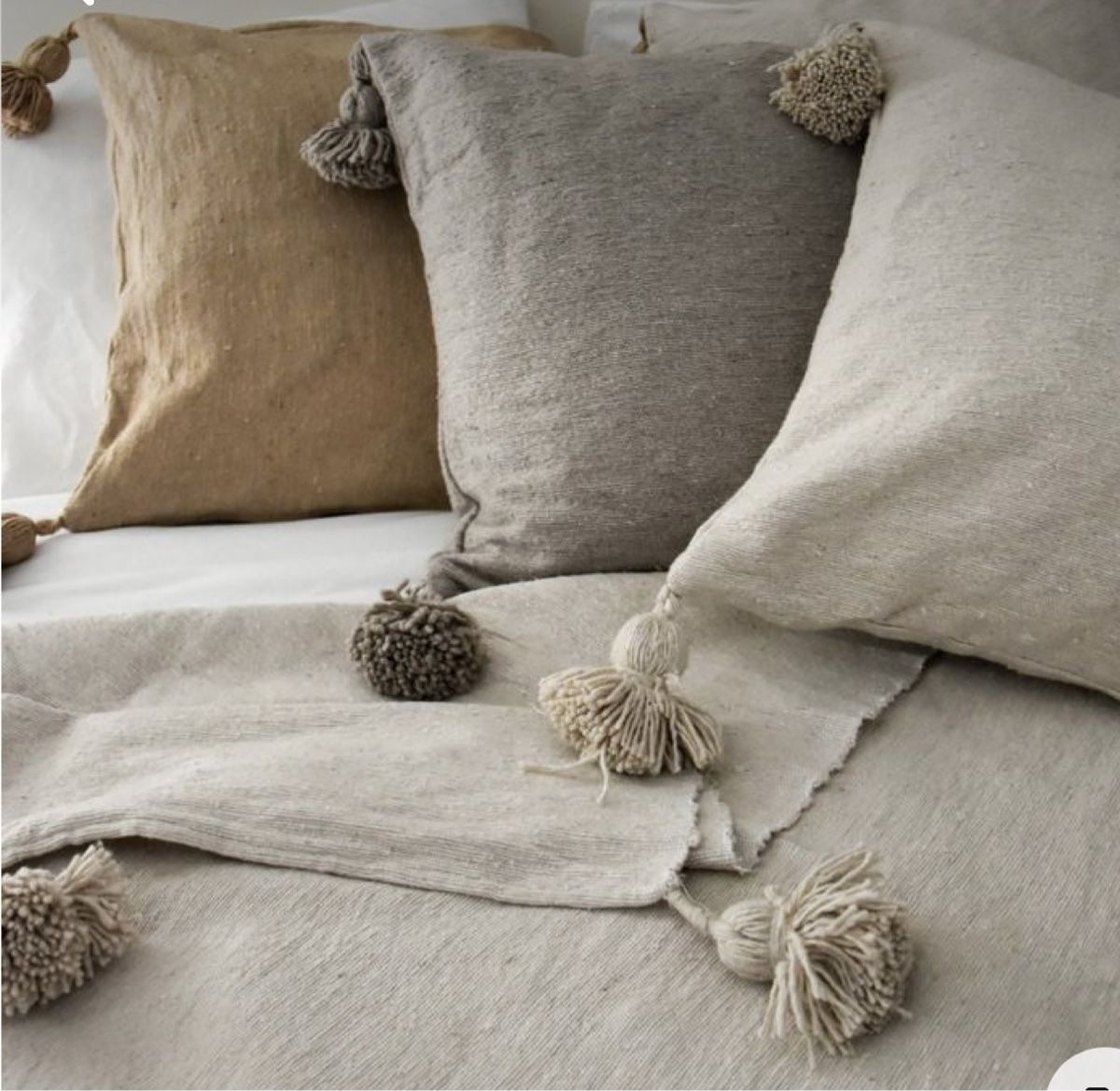Cuscini: Kissenhülle mit Pompoms, handgefertigt – Nuovo e nell'imballaggio originale da Opfikon venduto da Zentou