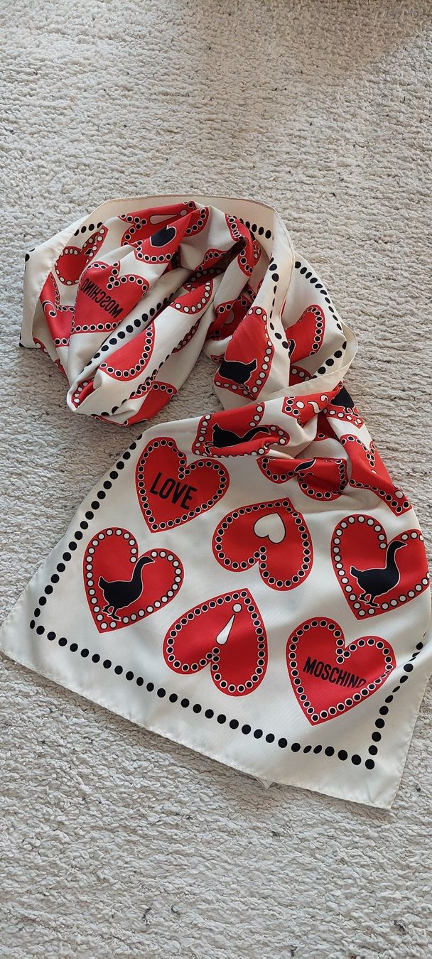Foulards, Tücher & Schals: Stilvoller Schal im Moschino-Design – Gebraucht aus Schaffhausen von Robuco_93 3