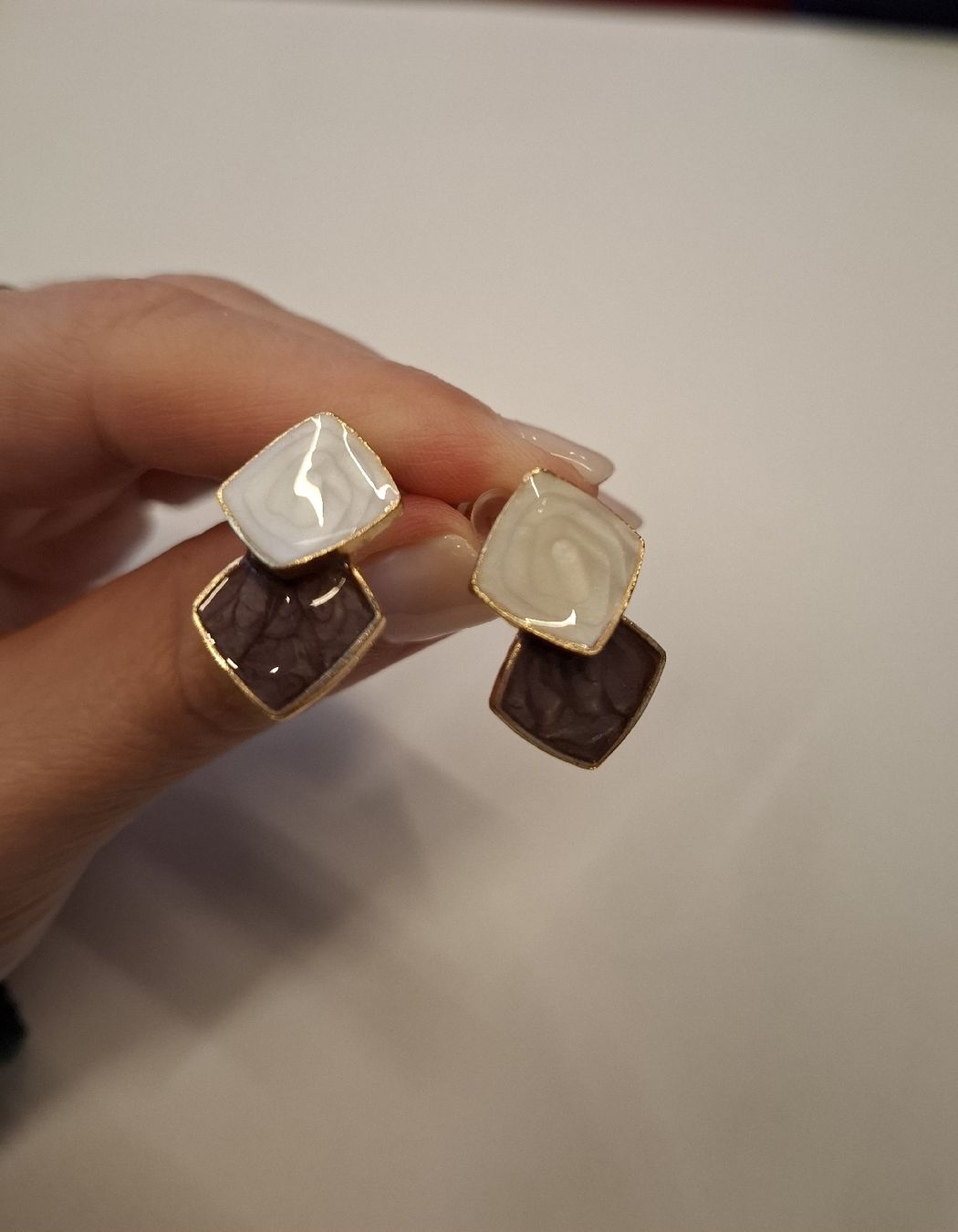 Orecchini pendenti & Orecchini a lobo: Orecchini color oro smaltati. NUOVI – Nuovo e nell'imballaggio originale da Camorino venduto da ros_cj5f