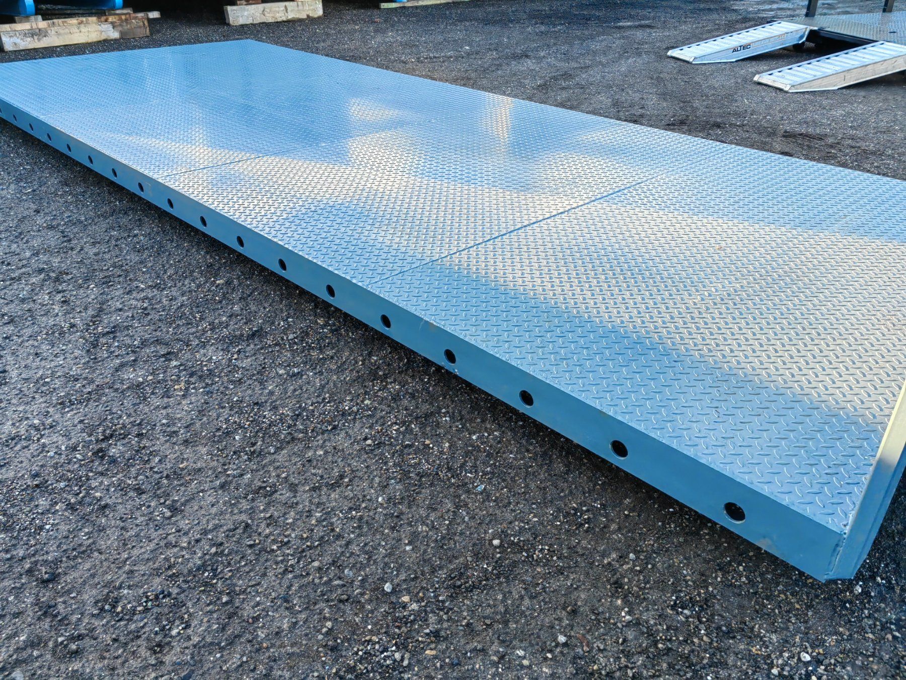 Eléments de bureau: Abrollplattform 7500 mm Länge – Neuf avec emballage d'origine à Tägerschen par Mulde-Container 2