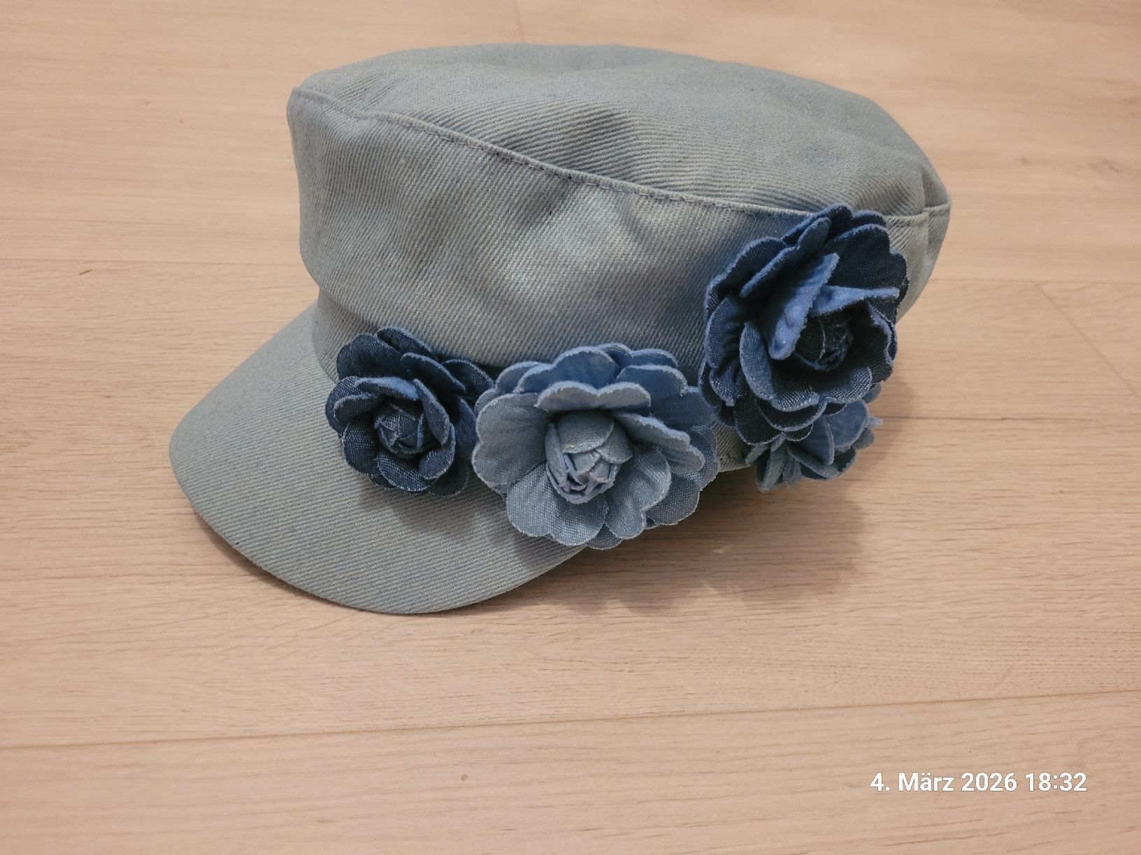 Copricapi, berretti & cappellini: Denim Hut mit Blumen – Usato da Bünzen venduto da Milly32 5