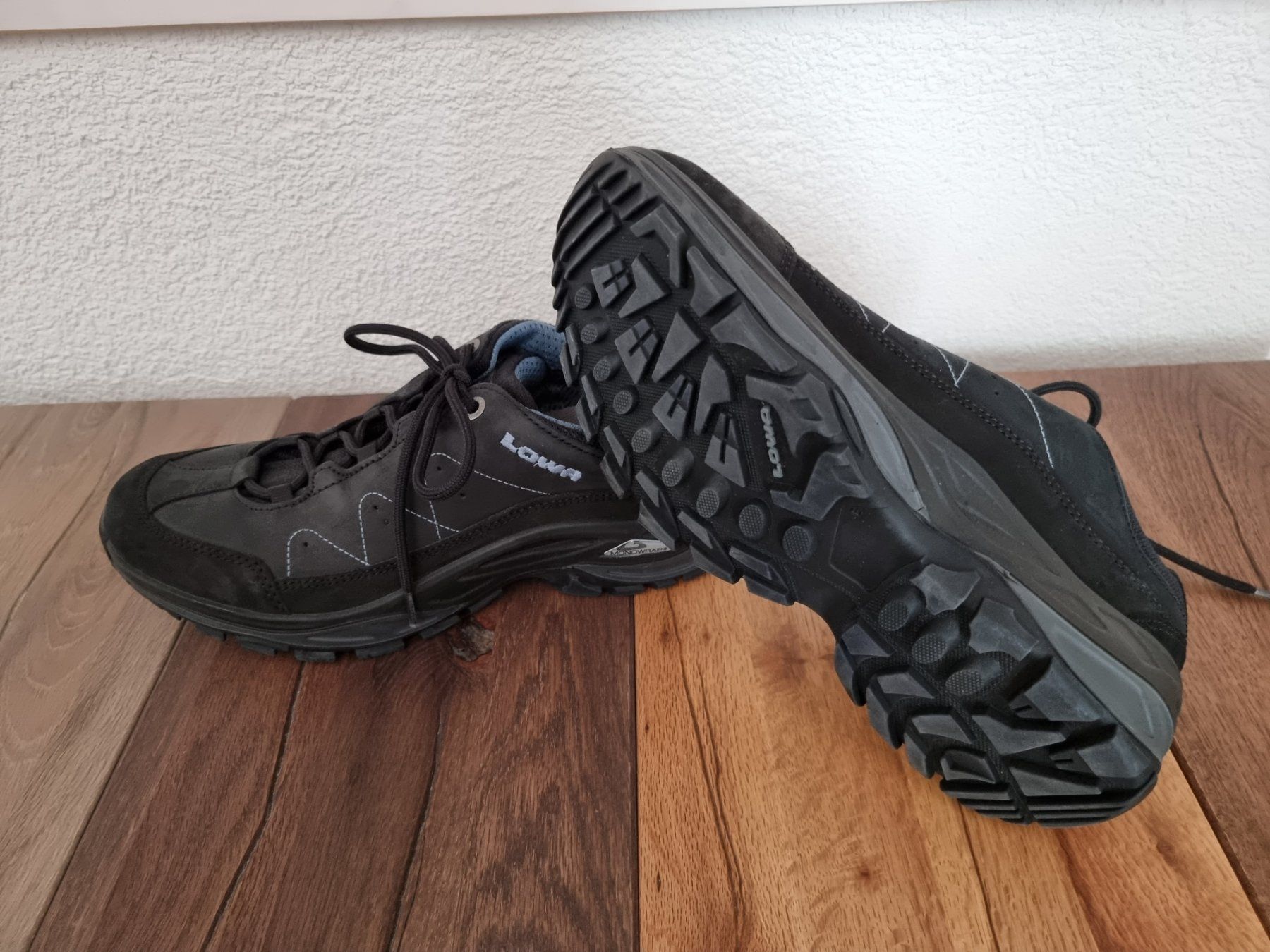 Lowa Scarpe da donna: Wanderschuhe LOWA GORE-TEX,Gr. 40,schw. – Usato da Frauenfeld venduto da Bleeddragon 1