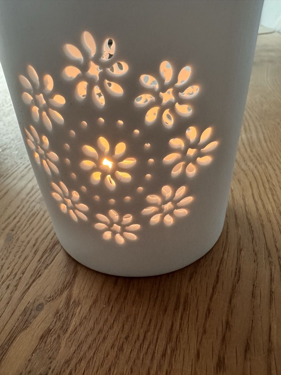 Tutte le decorazioni: 3 Windlichter von Lene Bjerre, weiss Keramik Blumenmuster – Nuovo (secondo la descrizione) da Birr venduto da Jesaja26.4 4