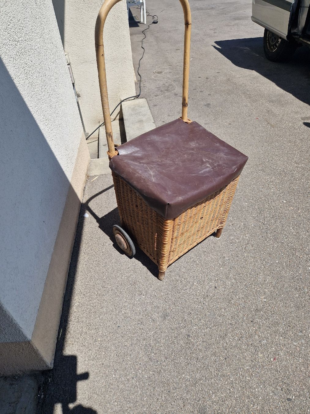 Altro in Antiquarato & Arte: Einkaufswagen Weide mit Deckel und Rollen ca. 40cm – Usato da Mörigen venduto da Clio111 1