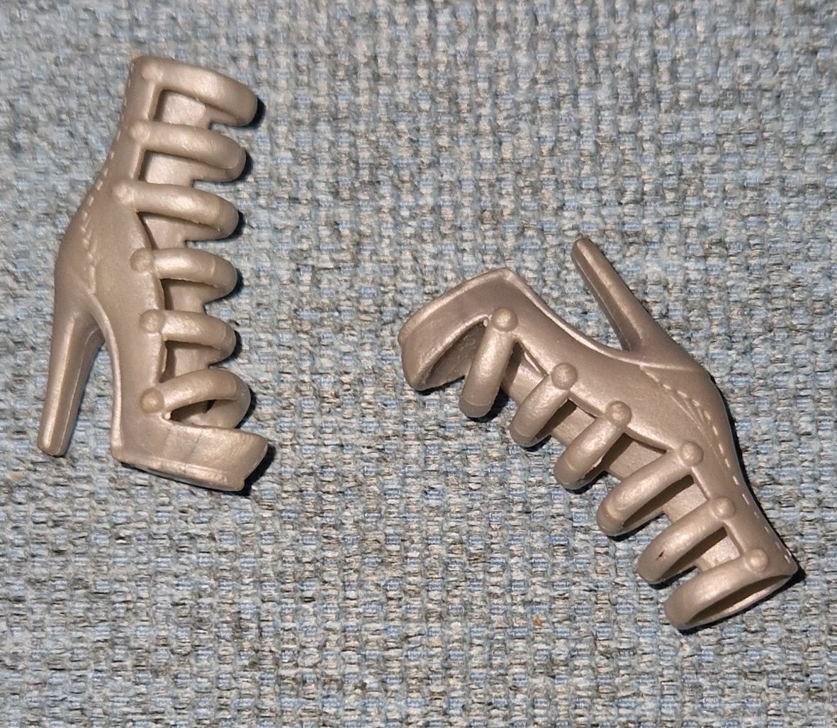 Bambole: chaussures pour Barbie – Usato da Couvet venduto da Pioune
