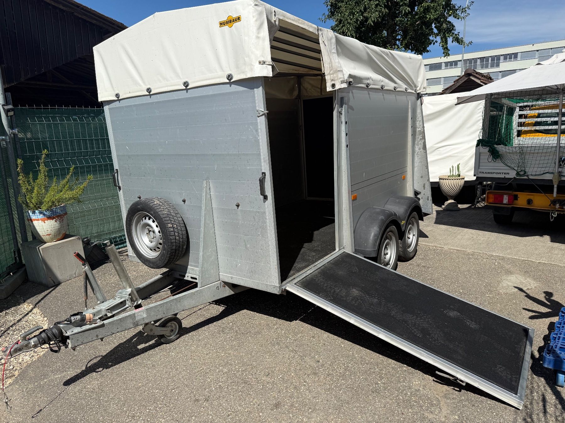 Humbaur Rimorchi: Humbaur HTV 2430 Tieranhänger mit Rampe – Usato da Aarburg venduto da Ricardolager