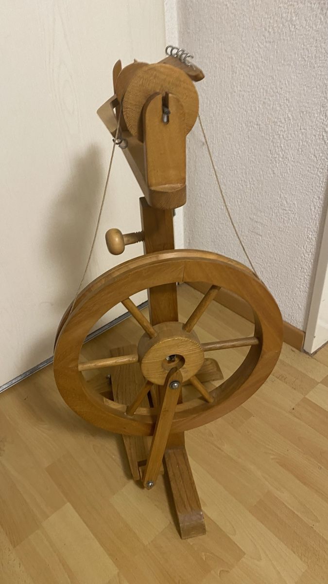 Spinnräder: Antikes Spinnrad Holz - Dekoobjekt – Gebraucht aus Zürich von Timi80