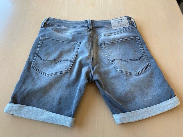 Jeans: Jack & Jones Jeans Shorts Regular Fit Grau Gr. M – Gebraucht aus Ergisch von July64 1