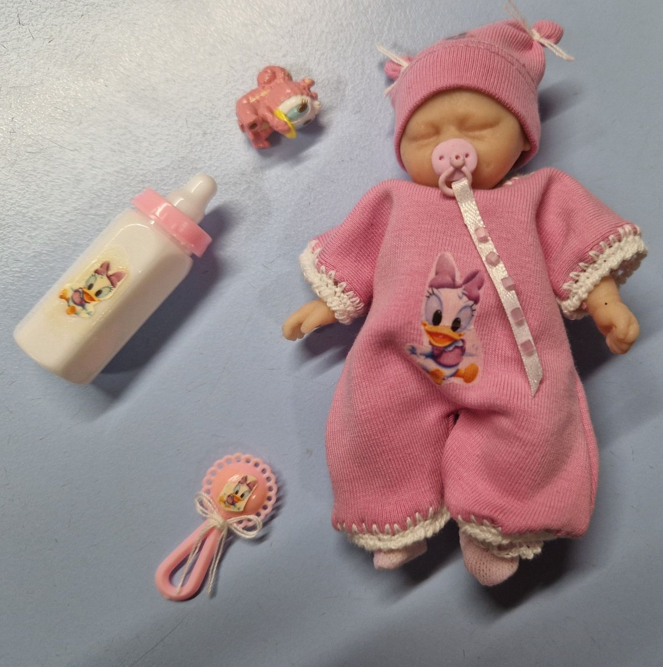 Bambole: Mini bébé en silicone  12 cm Thème DAISY  NEUF – Nuovo e nell'imballaggio originale da St-Imier venduto da goodber