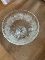 Elegante Früchteschale aus Glas mit Sonnenblumenmuster