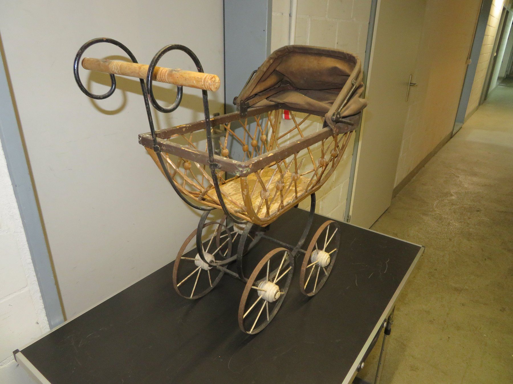 Puppenwagen: sehr alter Kinderwagen, deutlich vor 1900 – Gebraucht aus Zofingen von Schekke 1