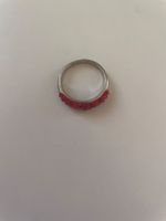 Roter Ring mit Strasssteinen