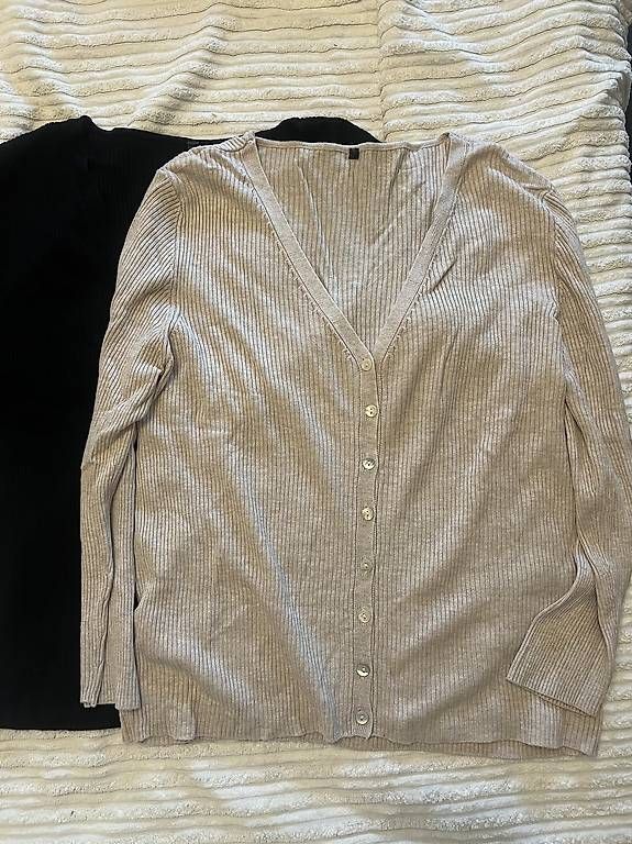 Giacche: ZWEI STRICKJACKEN ALS SET / BEIGE UND SCHWARZ M/L – Usato da Urdorf venduto da Marybyii