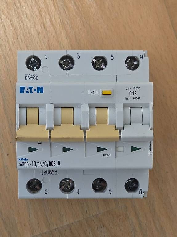 Eaton Interruttori: LS FI 4 Polig 30 mA C 13 Eaton – Usato da Hinwil venduto da Sinclar1