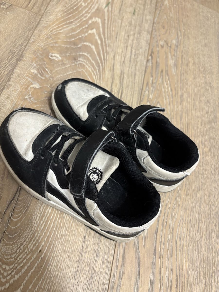 Schuhe für Jungen: Chaussures t.30 – Gebraucht aus Yverdon-les-Bains von Livia.vtier 2