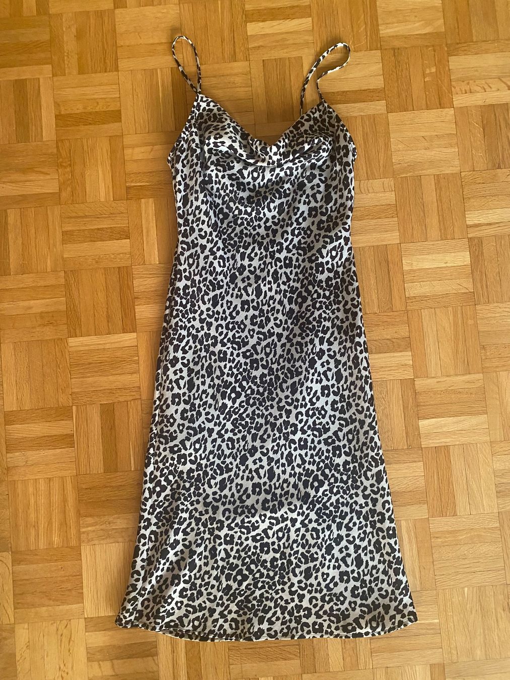 Kleider: Leo Satin Kleid Gr S – Gebraucht aus Zug von estarthyme