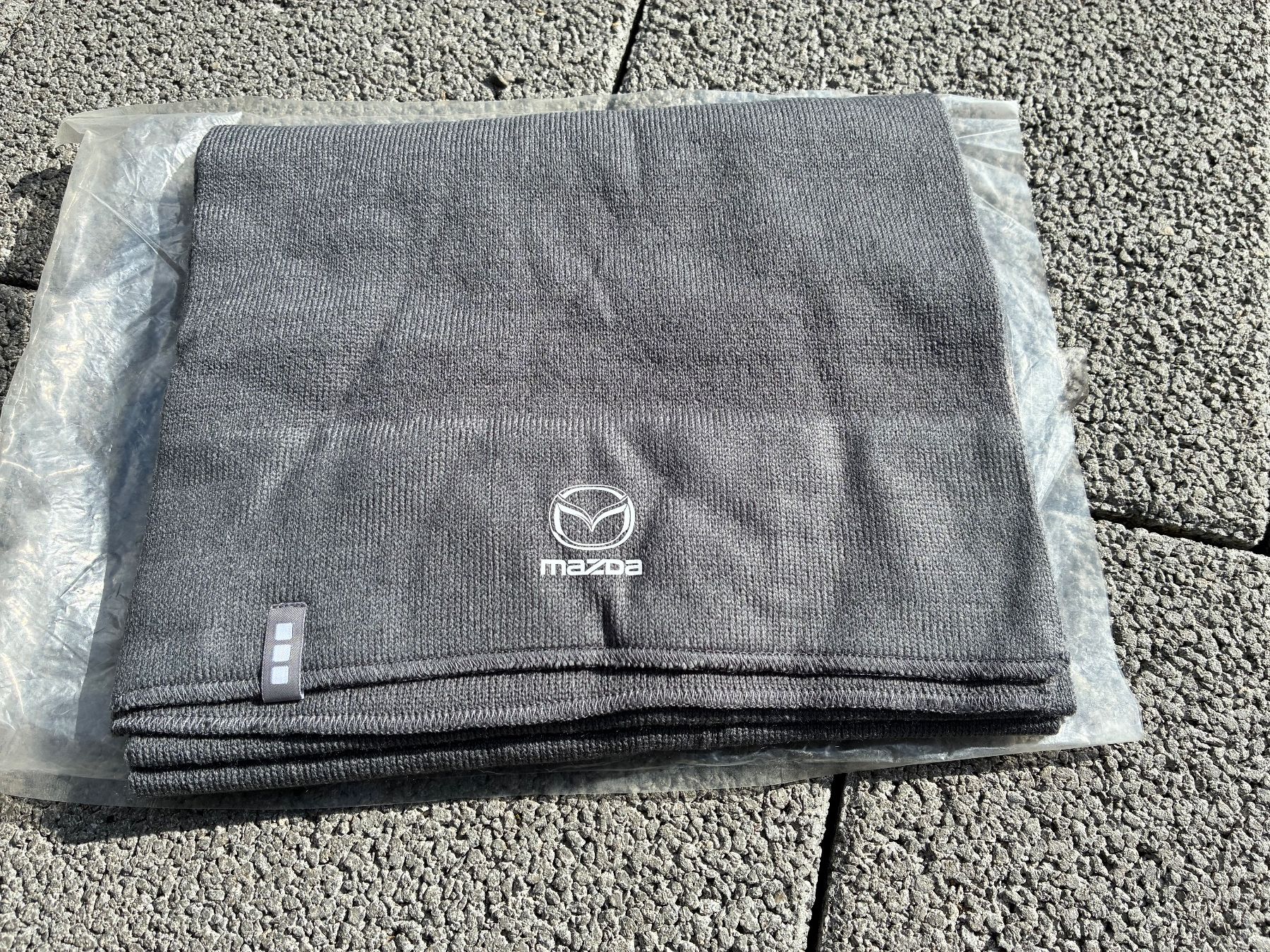 Foulard & Sciarpe: Mazda Fan-Set: Schal und Tasche – Nuovo e nell'imballaggio originale da Horw venduto da adler65