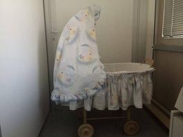 Babybett Weide und Vollholzräder ! Vintage !