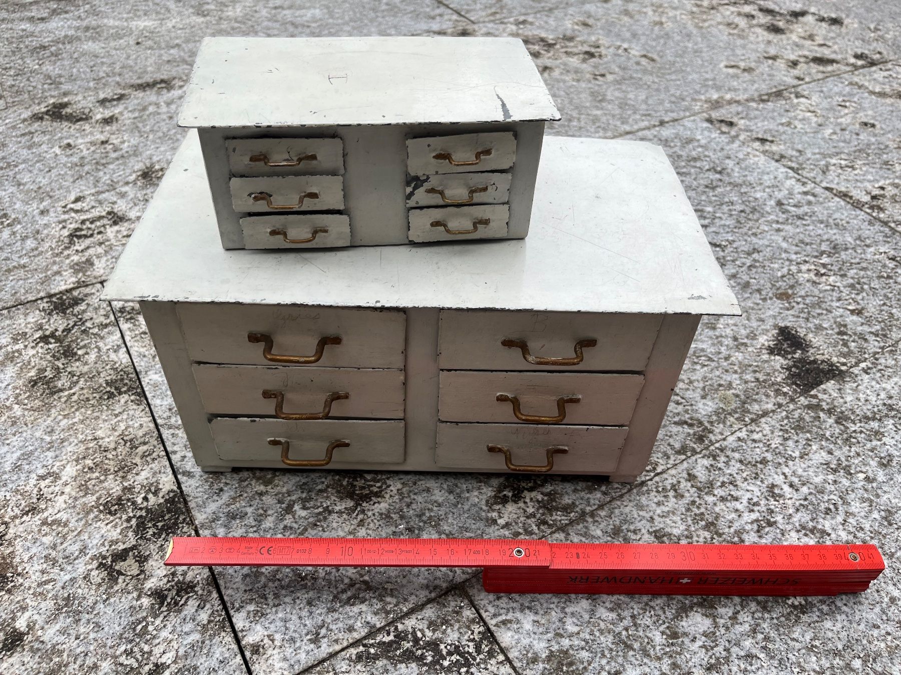 Cassettiere: Schubladenmöbel Antik Klein Metall Kunst – Usato da Bottmingen venduto da Puffsack 1