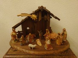 Hochwertige antike Krippe / Holz, geschnitzt