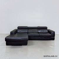 Ecksofa aus schwarzem Echtleder mit verstellbaren Kissen