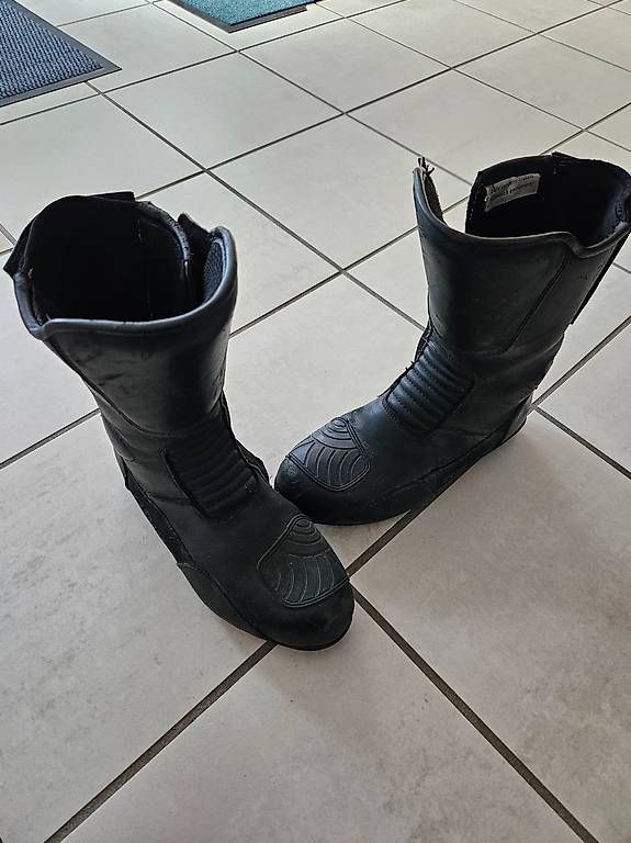 Kleiderpakete: Töffschuhe/-jacke/-hose – Gebraucht aus Walperswil von primaweb 1