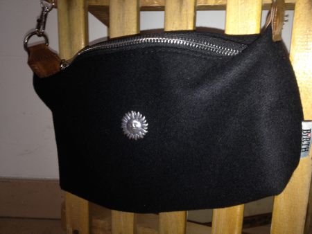 Tasche Filz schwarz Riemen Kunstleder braun mit Metall Sonne